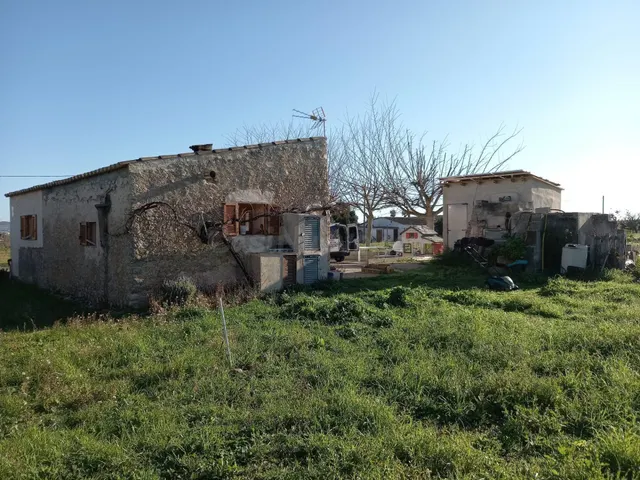 Casa agrícola reformada con pozo y placas solares. Parcela d