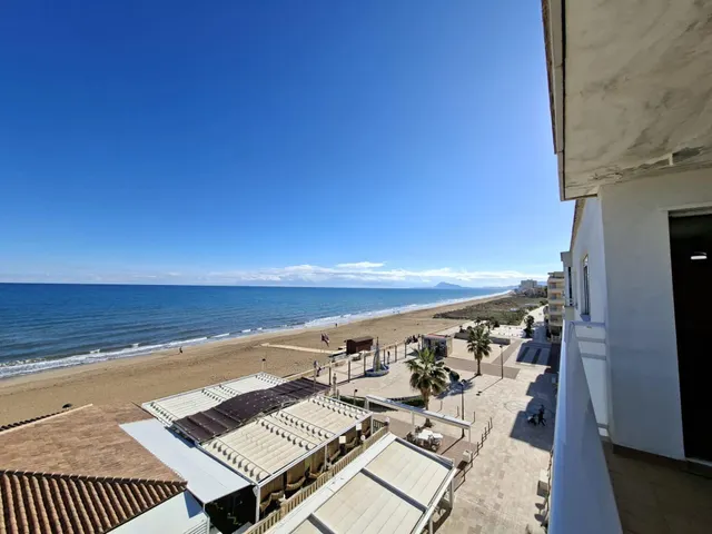 Apartamento ubicado en primera línea playa Daimús, destaca por su privilegiada orientación noroeste que regala vistas despejadas al mar — 13