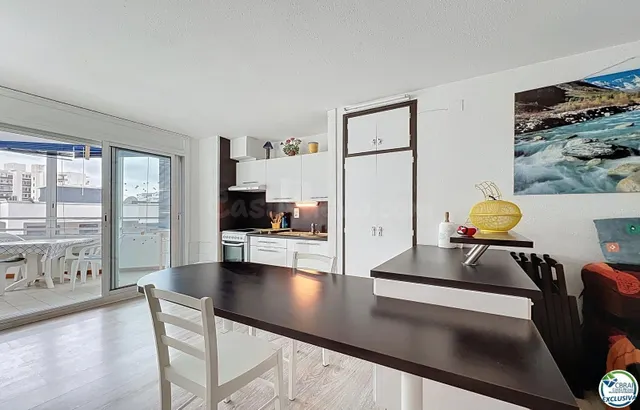 Apartamento reformado a un paso del mar en Roses - foto 3