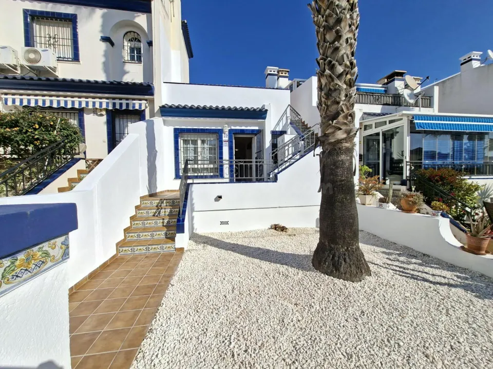 Bungalow adosado en dos plantas con jardín privativo delantero y trasero y solárium en planta alta. Reformado y totalmente amueblado. Para entrar a vivir