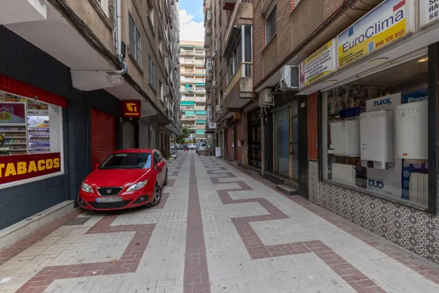 Piso de 3 dormitorios en calle milán, zaidín | muy luminoso y con gran potencial — 30