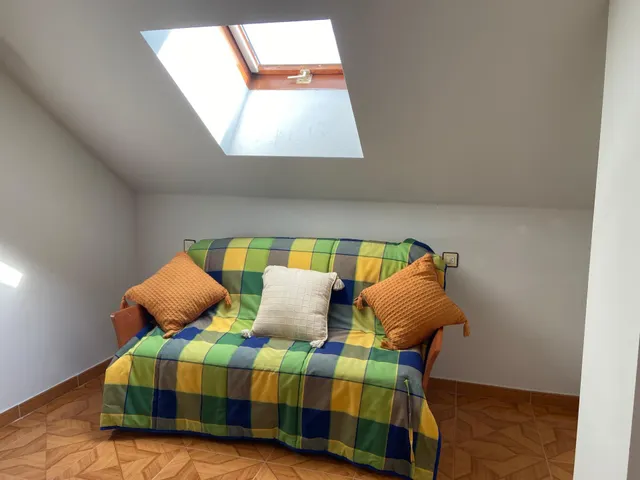 SE VENDE DÚPLEX AMUEBLADO. COCINA, SALÓN, 3 HAB., 2 BAÑOS, TRASTERO Y PLAZA DE GARAJE. — 17