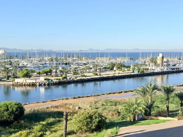 Apartamento situado en el kilómetro 14 de La Manga del Mar Menor, en el residencial Puerto Mar I y II. — 17