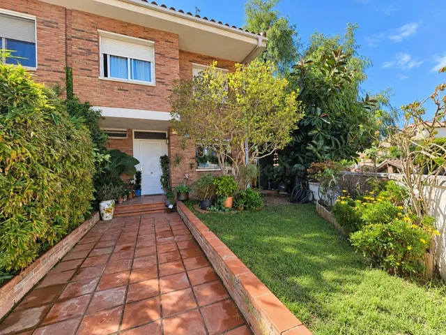 Casa con jardín y piscina en Premià de Dalt - foto 2