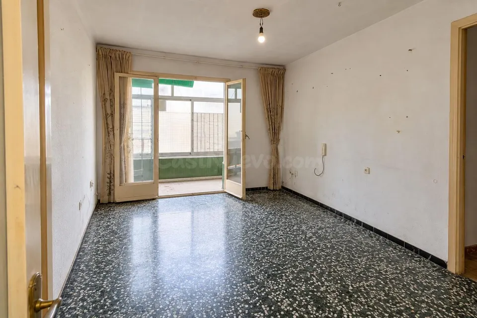 Amplio Piso en el Centro de Reus - Oportunidad para Reformar a Tu Gusto