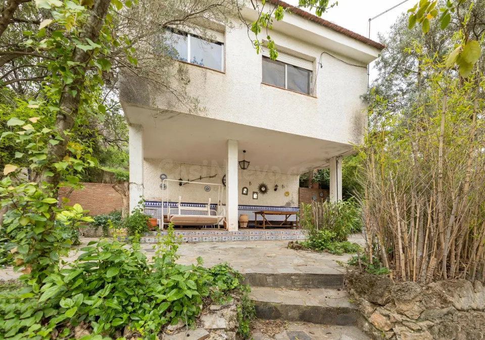 Chalet con gran parcela en Cogollos