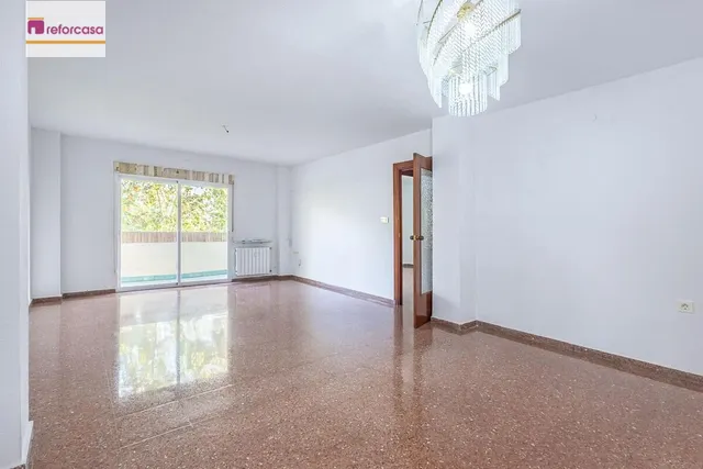 Piso con plaza de garaje cerrada junto a La Inmaculada, frente al río Genil. — 6
