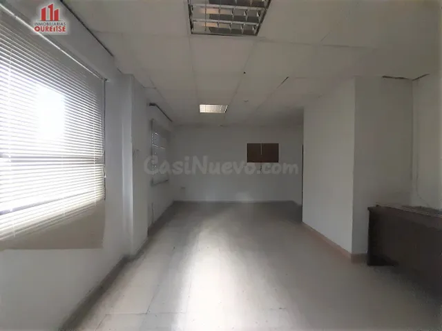 AMPLIA OFICINA CON VARIOS DESPACHOS Y ASCENSOR CERCA DE LOS  - foto 2
