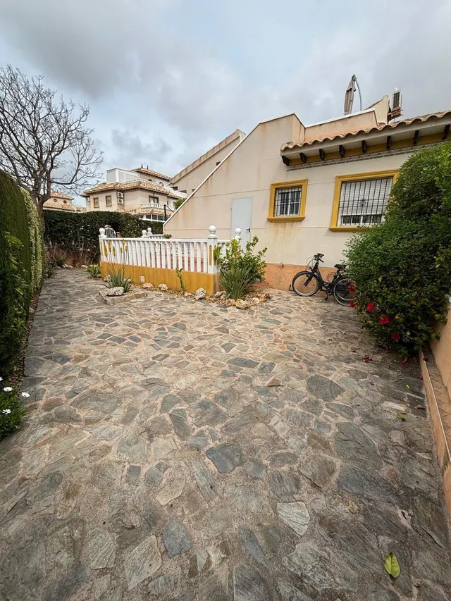 BUNGALOW DE 2 DORMITORIOS 1 BAÑO, EN LOMAS DE CABO ROIG ( OR - foto 2