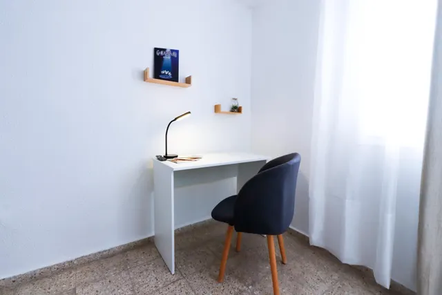 **Piso totalmente reformado de cuatro habitaciones y un baño** — 25