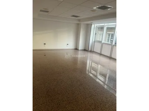 Oficina ubicada en el   centro  de Ourense.