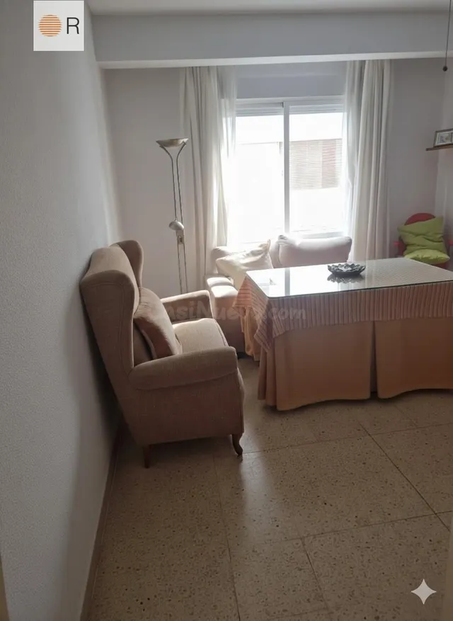 Amplio Piso 5 dormitorios, 2 baños, terraza, trastero, patio - foto 4