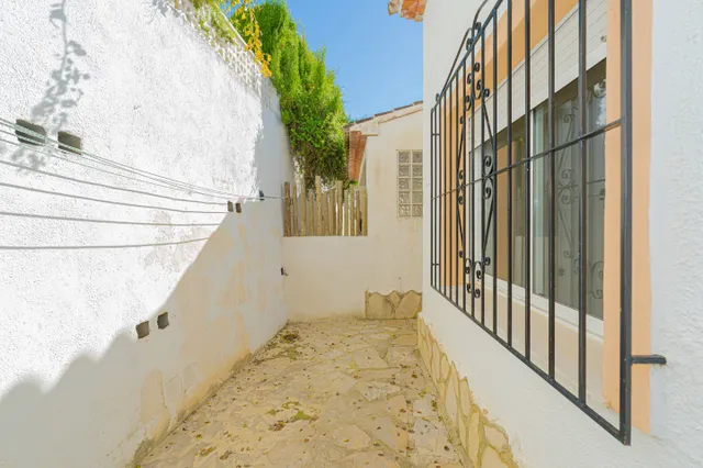 Villa en venta en Les Fonts, Benitachell, con piscina comunitaria y un gran potencial — 25