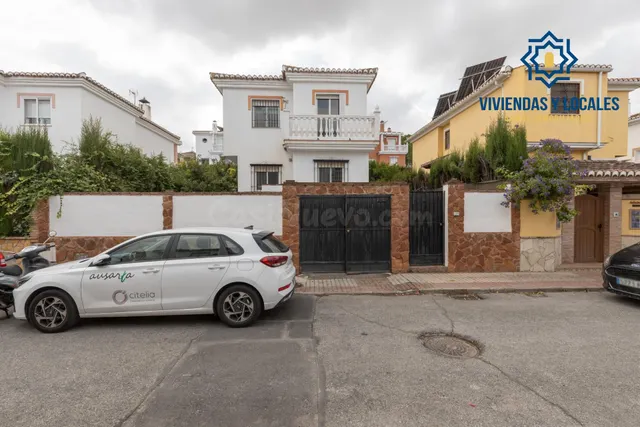 Casa independiente con piscina en La Zubia. — 2