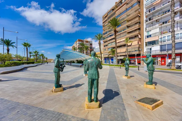 Amplio apartamento de 4 dormitorios en el corazón de Torrevieja — 42