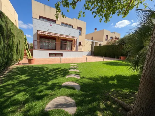 Exclusivo chalet de diseño con salón a doble altura, semisót - foto 2