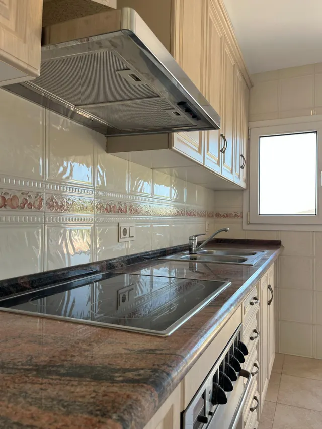 Chalet luminoso con vistas al mar en Creixell, zona La Masó. 3 habitaciones dobles, 2 baños , garaje y parcela de 1411 m2. — 31