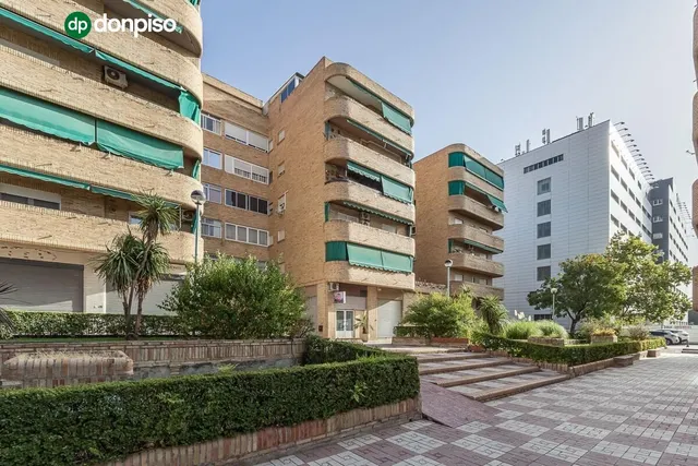 Piso con plaza de garaje cerrada junto a La Inmaculada, frente al río Genil. — 33