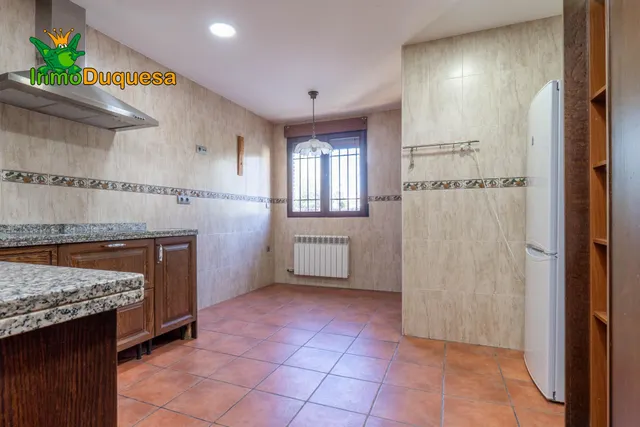 CHALET dividido en dos viviendas con piscina y zona ajardinadas. — 16