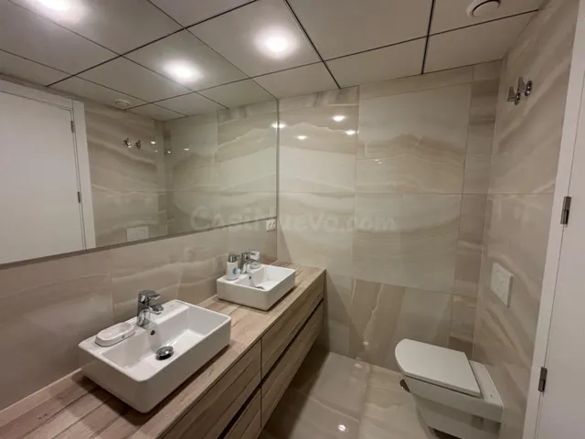Apartamento de 2 dormitorios y 2 baños en Benidorm Beach - foto 4