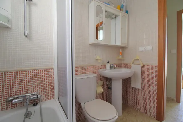 Ático de 3 dormitorios y 2 baños, con solárium privado y plaza de aparcamiento — 16