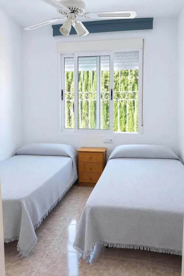 Bungalow esquinero renovado con terraza privada y piscinas comunitarias — 10
