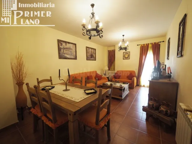 *Casa adosada con 3 dormitorios, garaje y piscina,en Ruidera - foto 2