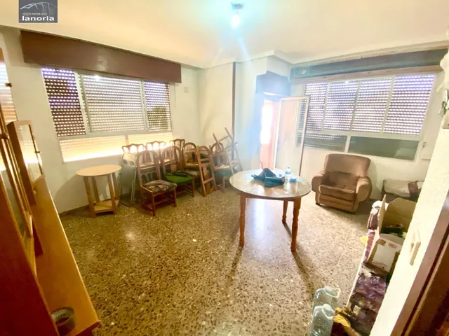 Grupo la Noria VENDE piso CON ascensor para REFORMAR y cochera individual con vado. 3 habitaciones, 1 baño. — 23