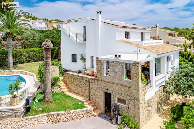 Preciosa villa mediterránea reformada con vistas al mar en G