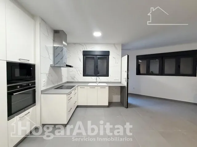 Estrena diseño y máxima eficiencia en esta moderna planta baja reformada con piscina y garaje — 8