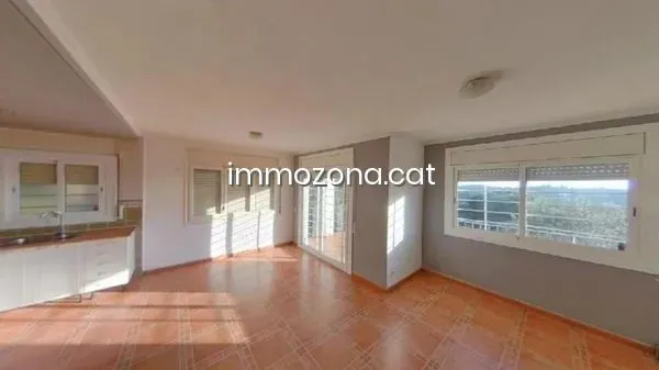 CASA OCUPADA DE 88 M2, 3 habitaciones, 1 BAÑOS, EN C/ CAMPANYA, LLORET DE MAR — 2