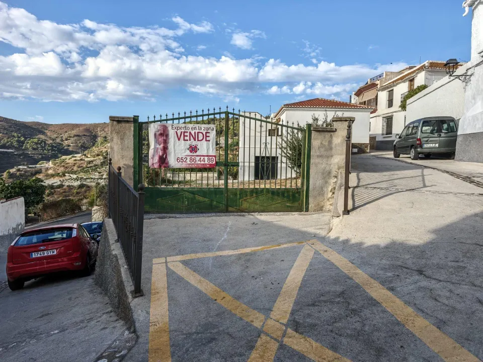DOS SOLARES INDEPENDIENTES EN EL CASCO ANTIGUO DE GUALCHOS