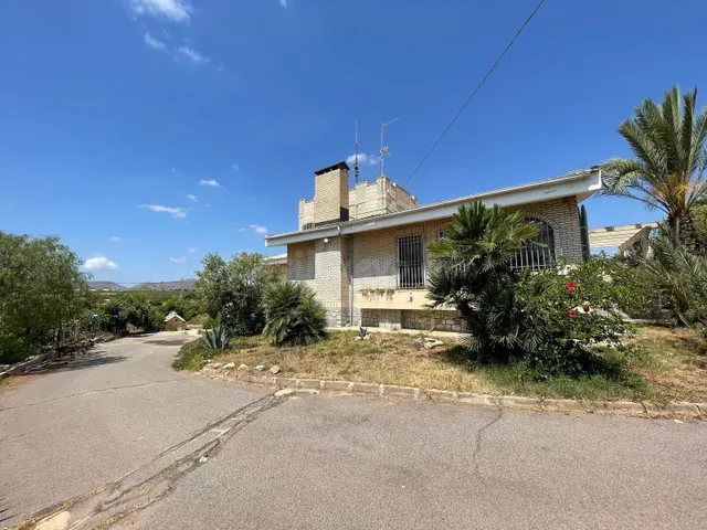 Chalet independiente con parcela de 12.000 m2 y piscina - foto 2