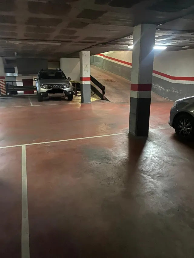 plaza de parking grande — 2