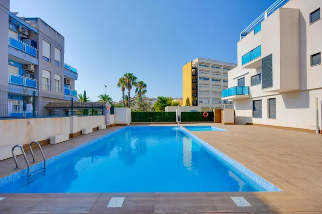 Venta de Apartamento 2 dormitorios zona Habaneras,piscina comunitaria en Torrevieja. — 30
