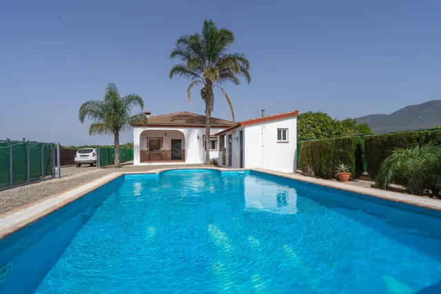 CHALET CON PISCINA GRANDE, BARBACOA Y LAVADERO EN ZONA RODEA