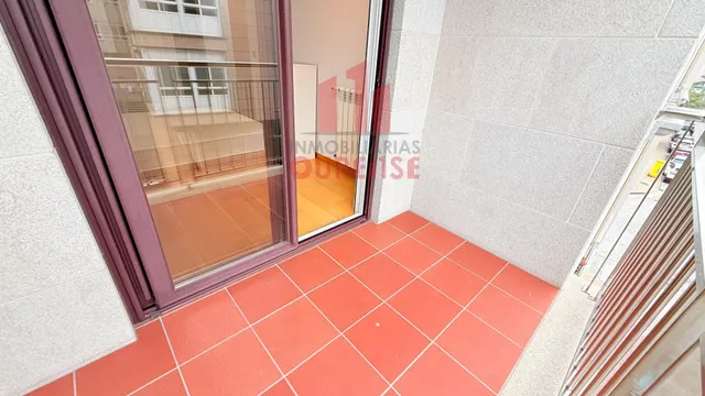 PRECIOSA VIVIENDA SEMINUEVA SITUADA EN O COUTO — 34