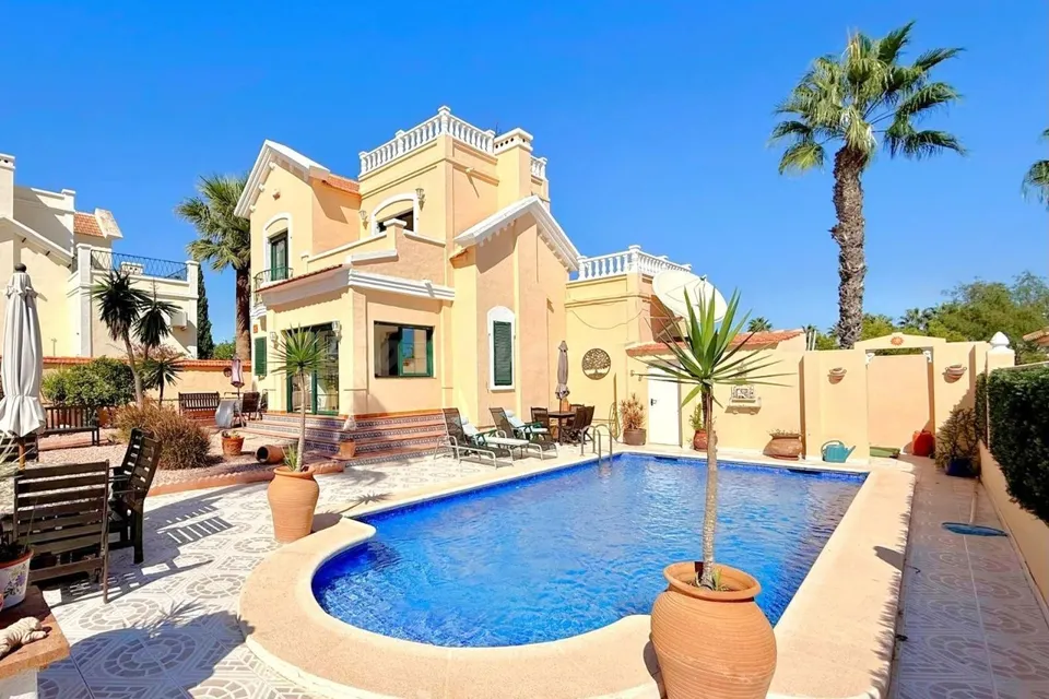 Villa Independiente Orientada al Sur con Vistas al Mar, Piscina Privada y Apartamento Separado en La Fuente