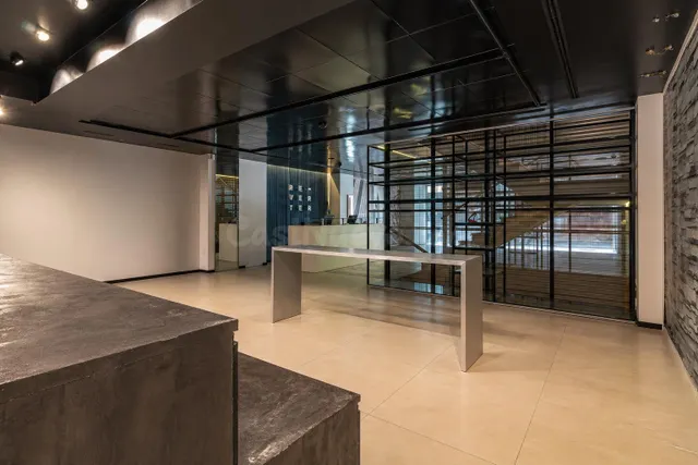 MAGNÍFICO LOCAL COMERCIAL CON TRES PLANTAS Y 460 M2 EN PLENO - foto 3