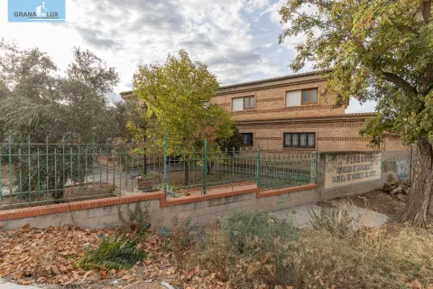 Complejo industrial con vivienda en Alhendín con 2500 metros cuadrados