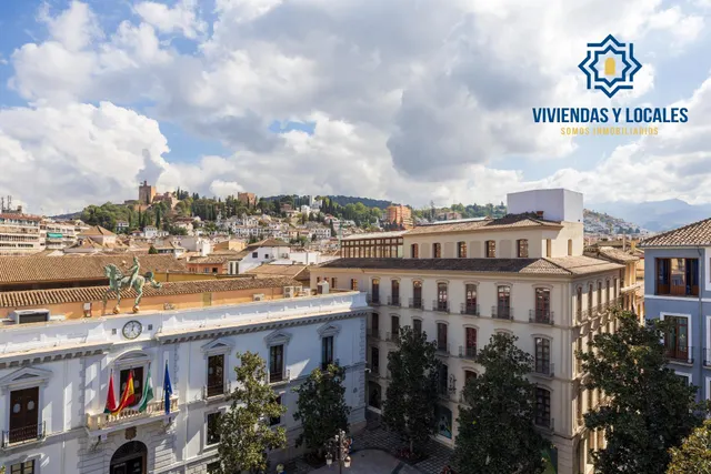 GRAN PISO EN PLAZA DEL CARMEN FRENTE AL AYUNTAMIENTO. — 41