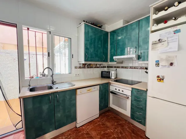 Chalet adosado de 3 dormitorios con garaje y piscina comunitaria en Playa Flamenca — 4