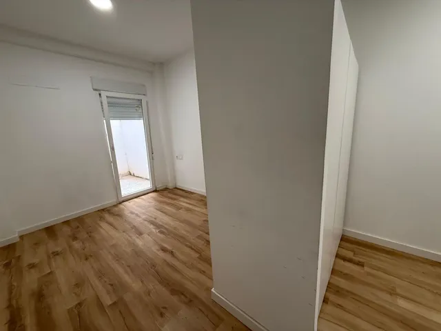LOCAL COMERCIAL REFORMADO JUNTO AL PARQUE DEL TOSSAL – ZONA TRANQUILA Y BIEN COMUNICADA — 14