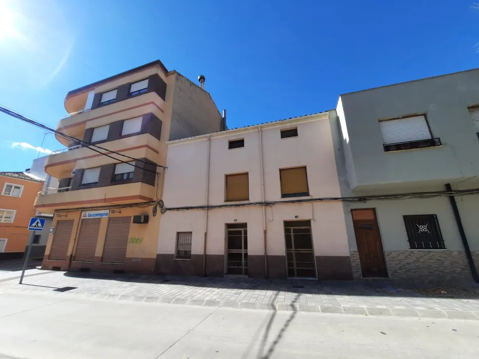 CASA CON PLANTA BAJA, PRIMERA ALTURA Y CAMARAS