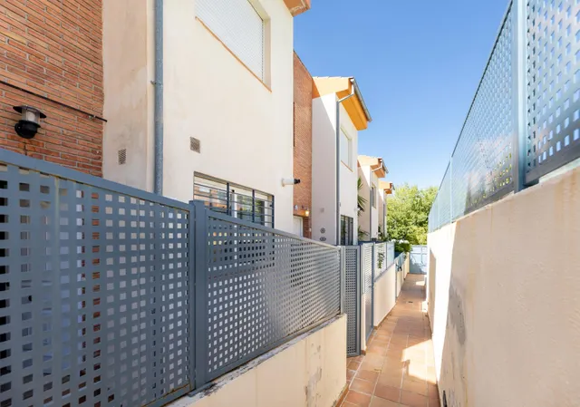 Casa Adosada Ideal en Urbanización con Piscina — 31