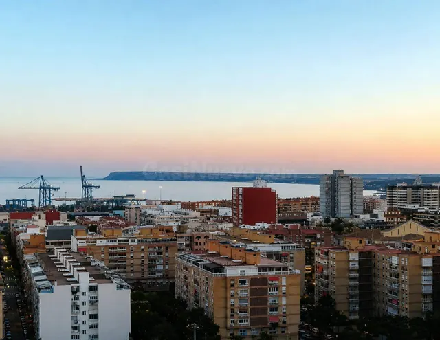 VENTA DE EXCELENTE VIVIENDA CON VISTAS AL MAR ZONA SANTO DOM