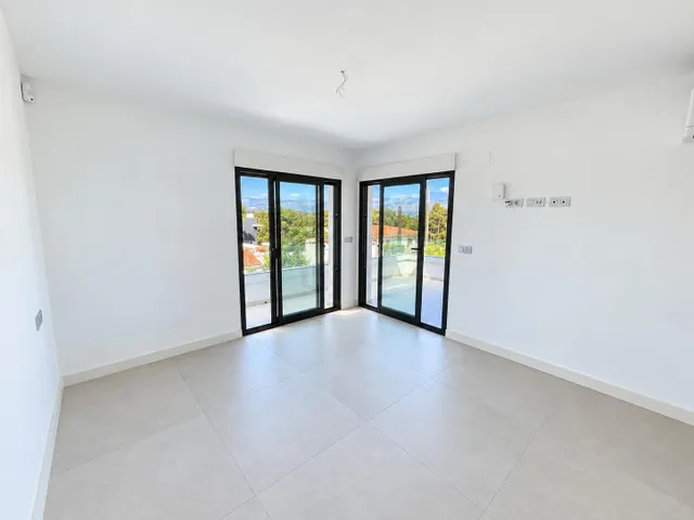 Chalet independiente de 4 dormitirios con piscina y garaje — 10