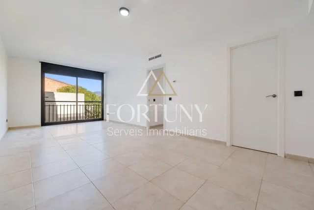 Piso en venta en calle Guillem de Jorba, Montbrio del camp. - foto 3
