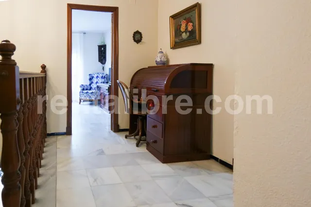 SE ALQUILA CASA CON PATIO – 3 DORMITORIOS – 1.100 €/MES — 6