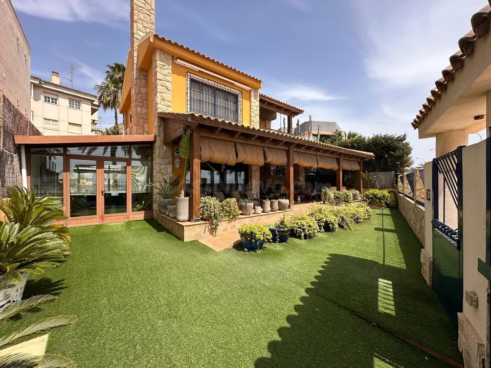Exclusivo Chalet en Primera Línea de Mar en Santa Pola